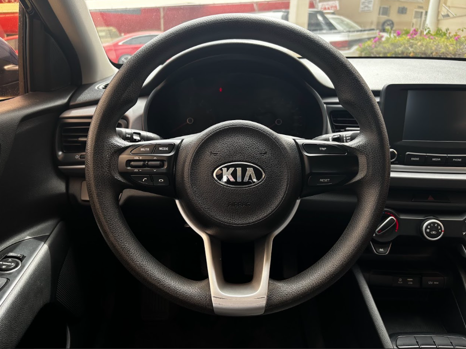 KIA Rio Atrás 17